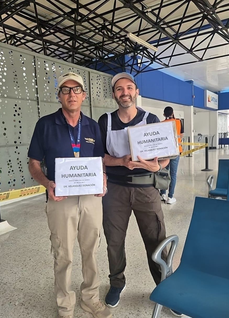 Equipo de la Fundación con cajas de ayuda humanitaria en el aeropuerto